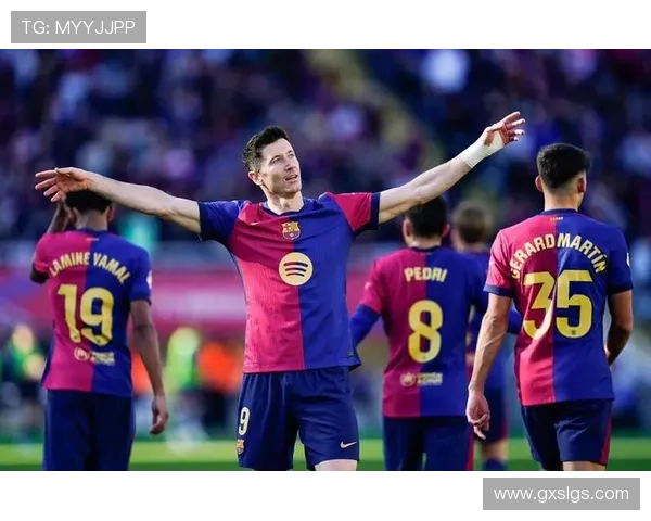 莱万佩戴面具训练状态神勇 能否出战毕包成疑